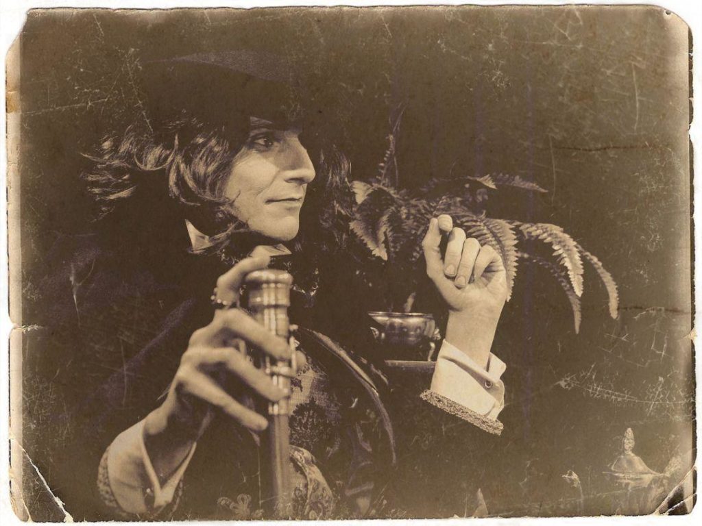 Jonathan Goodwin as Oscar Wilde